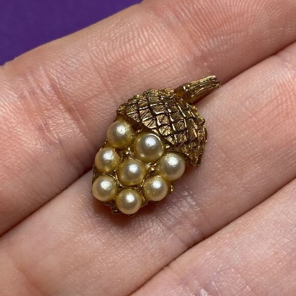 💛 Rare Antique Gold Plated Pearl Acorn Pin Brooch - Picture 3 of 3